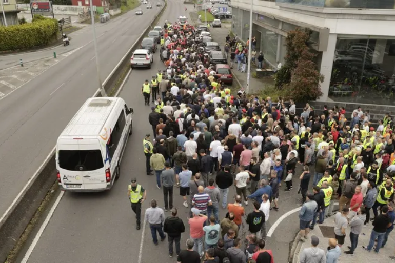 Crisis en el metal de A Coruña: los trabajadores endurecen la huelga y colapsan las principales vías antes del verano