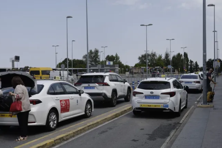 Crisis en Alvedro: taxistas denuncian que Xunta y ayuntamientos «los utilizaron»
