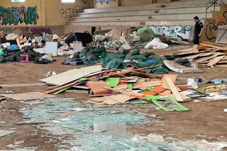Vertedero ilegal en nave municipal de Culleredo en Galicia