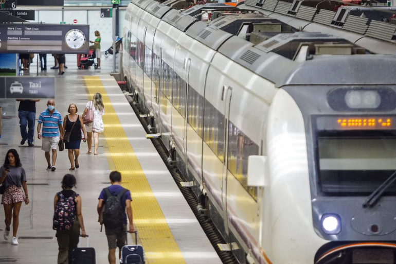 Caos ferroviario en Cádiz tras una avería en Sevilla: retrasos de hasta dos horas en trenes con destino y salida de la provincia Caos ferroviario en Cádiz tras una avería en Sevilla