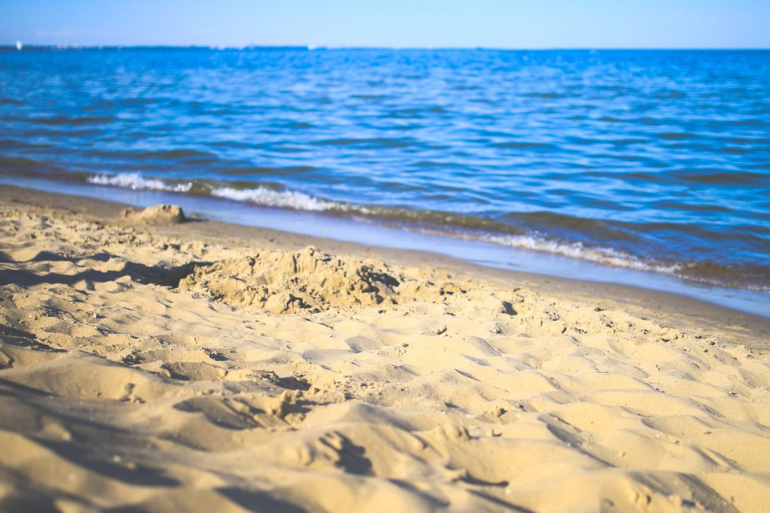 Cierran una playa de Castellón por contaminación bacteriana en pleno inicio del verano Cierran una playa de Castellón por contaminación bacteriana