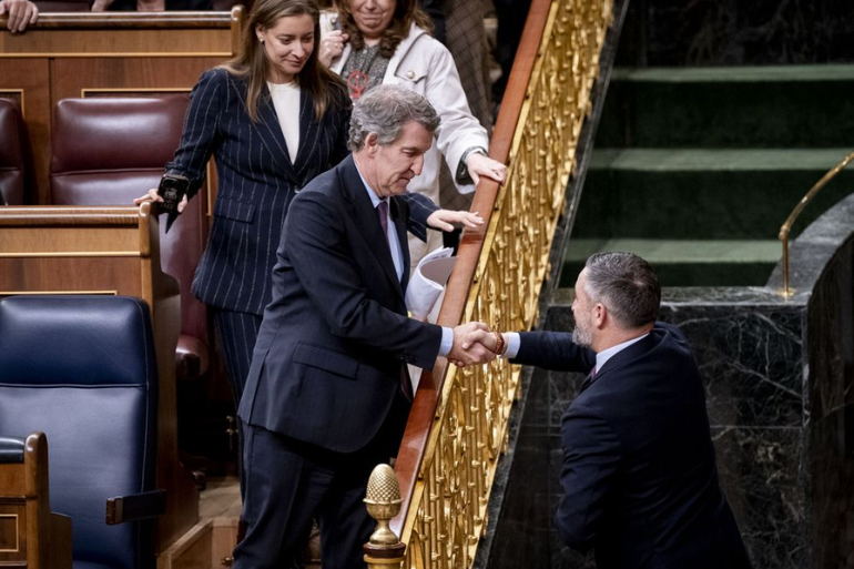Feijóo y Abascal acercan posiciones para gobernar: la derecha prepara el asalto definitivo a La Moncloa Feijóo y Abascal acercan posiciones para gobernar