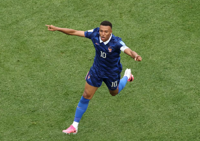 Mbappé hace historia con Francia y amenaza el récord mundialista de Messi Mbappé hace historia con Francia