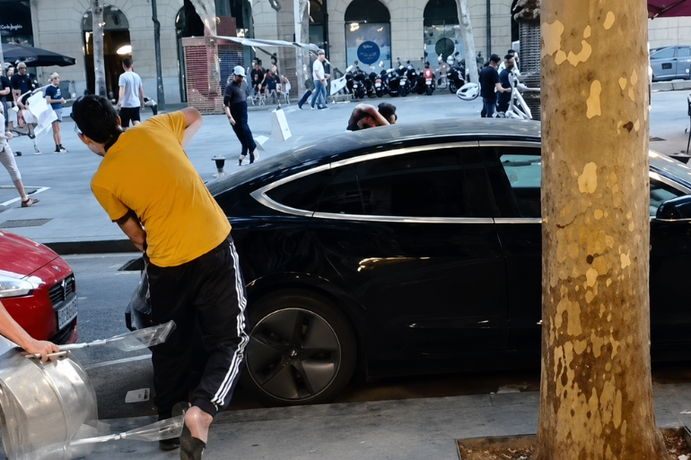Nueva batalla campal en el Raval: una treintena de implicados y cuatro detenidos Nueva batalla campal en el Raval