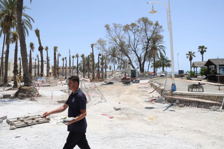 Obras eternas en Pedregalejo ponen en jaque a los chiringuitos en pleno verano Obras eternas en Pedregalejo ponen en jaque a los chiringuitos