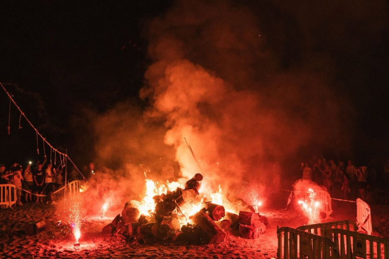 Oropesa del Mar bate récords en San Juan: miles de personas abarrotan sus playas en una noche histórica Oropesa del Mar bate récords en San Juan