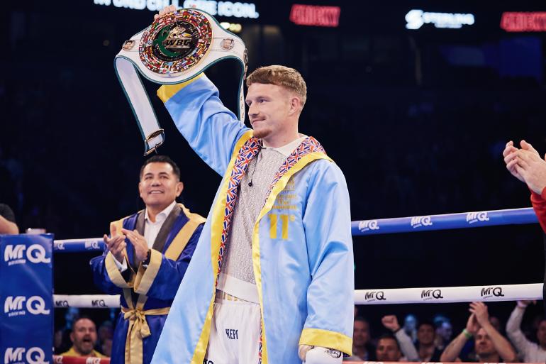 Dalton Smith recibe el primer cinturón Ricky Hatton Legacy y emociona al boxeo británico