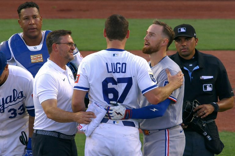 Impacto brutal en la MLB: Seth Lugo evita una tragedia tras recibir un pelotazo a 171 km/h