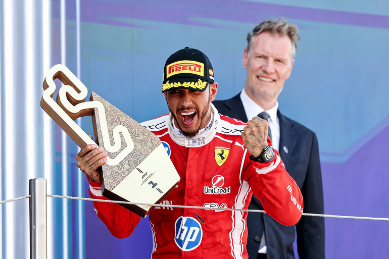 Hamilton cambia la historia y conquista Barcelona con Ferrari