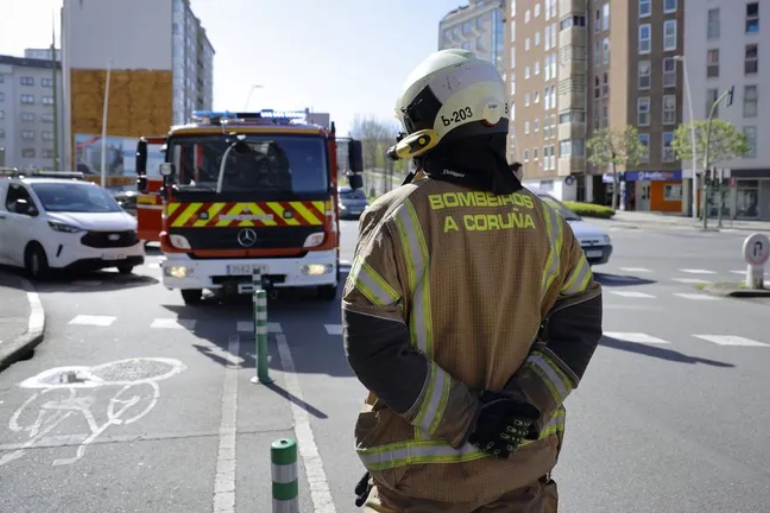 Polémica en A Coruña: una anciana provoca dos intervenciones seguidas de los bomberos al arrojar colillas encendidas