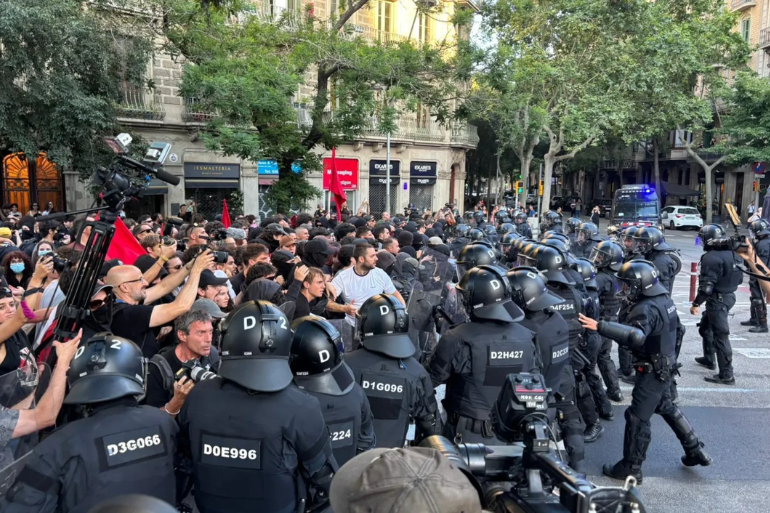 Tensión en Barcelona: cargas de los Mossos durante una protesta contra un acto neonazi Tensión en Barcelona