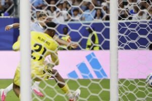 Uruguay tropieza ante Arabia Saudí y deja el Grupo H en el aire Uruguay tropieza ante Arabia Saudí