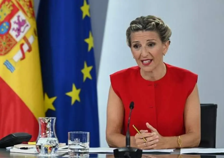 Yolanda Díaz advierte a las empresas: cambiar los horarios por el calor evitará sanciones laborales Yolanda Díaz advierte a las empresas