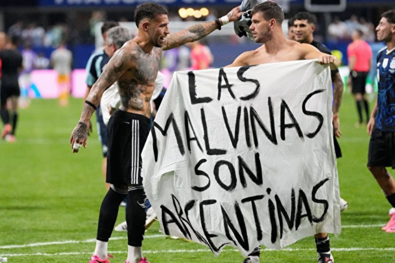 Polémica mundialista: Argentina desafía a la FIFA con una pancarta sobre las Malvinas y se expone a sanciones Argentina desafía a la FIFA