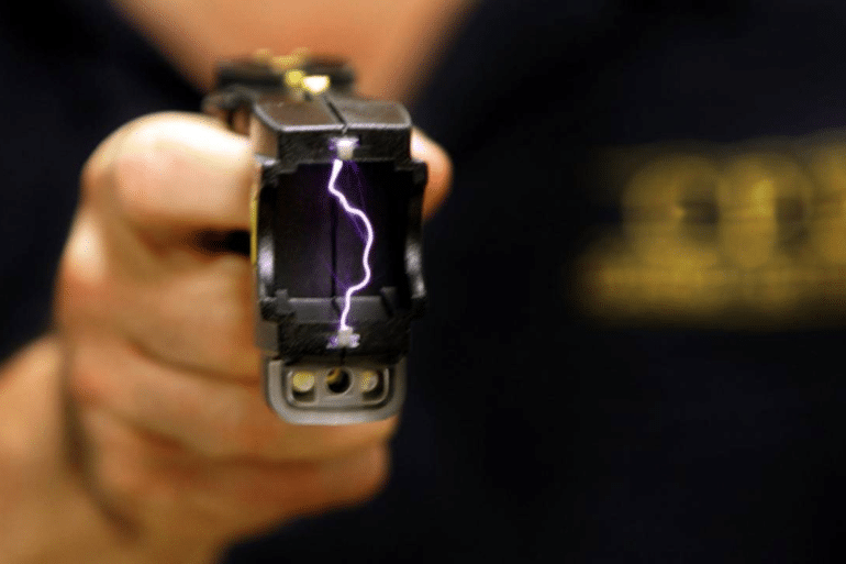Barcelona autoriza las pistolas Taser para la Guardia Urbana con estrictos controles Barcelona autoriza las pistolas Taser