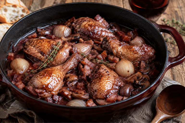Coq au Vin: pollo guisado al vino tinto con champiñones, panceta y cebollitas Coq au Vin