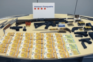Cuatro detenidos y siete armas incautadas tras un tiroteo en el barrio de La Mina Cuatro detenidos y siete armas incautadas