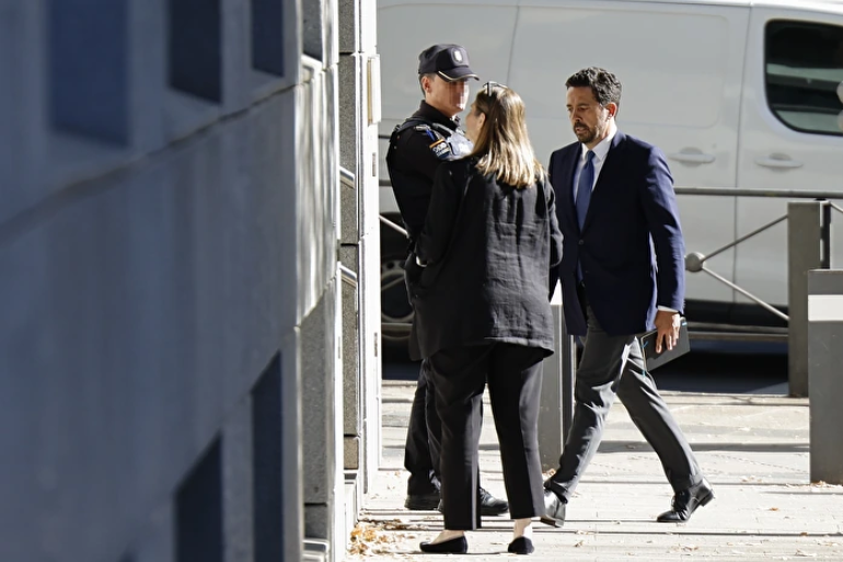 El exnúmero dos de García Ortiz admite que informó al fiscal general tras reunirse con la trama de Leire Díez El exnúmero dos de García Ortiz admite que informó al fiscal general tras reunirse con la trama de Leire Díez