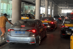 Élite Taxi denuncia el caos en El Prat y exige más controles contra las VTC