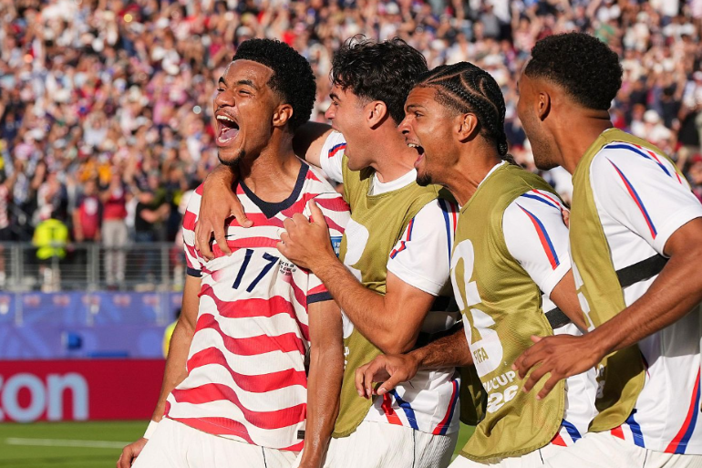 Estados Unidos resiste con diez jugadores, elimina a Bosnia y ya espera a Bélgica en octavos Estados Unidos resiste con diez jugadores, elimina a Bosnia y ya espera a Bélgica en octavos