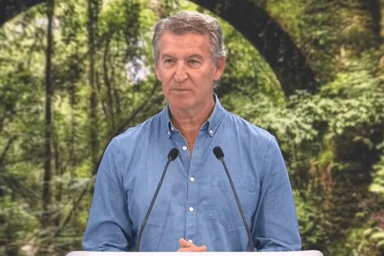 Feijóo carga contra Sánchez: «No quiero que me defendáis en lo indefendible. Yo no soy Sánchez» Feijóo carga contra Sánchez No quiero que me defendáis en lo indefendible. Yo no soy Sánchez