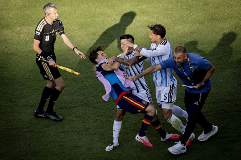 La FIFA investiga a Argentina por la tangana tras perder el Mundial La FIFA investiga a Argentina