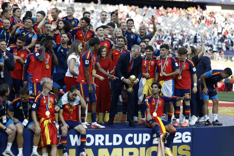 La Familia Real celebra el Mundial con la Selección: Felipe VI levantó la Copa junto a los campeones La Familia Real celebra el Mundial con la Selección