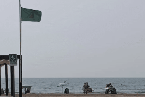 La Playa Norte de La Pobla de Farnals reabre al baño y recupera la bandera verde
