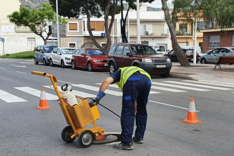Orpesa lanza su mayor ofensiva contra cucarachas y ratas: abrirá 3 000 arquetas para frenar la plaga Orpesa lanza su mayor ofensiva contra cucarachas y ratas