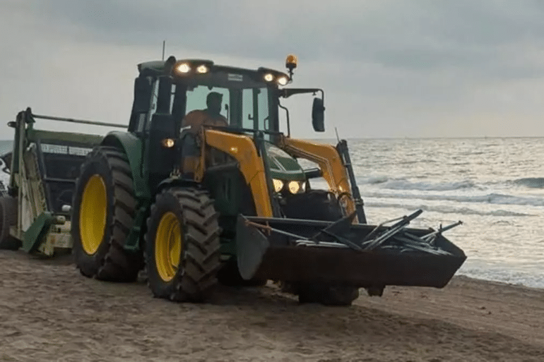 Orpesa retira sombrillas y sillas abandonadas para frenar la reserva ilegal de espacio en la playa Orpesa retira sombrillas y sillas abandonadas para frenar la reserva ilegal
