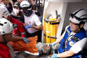 Rescatan con vida a un hombre tras ocho días