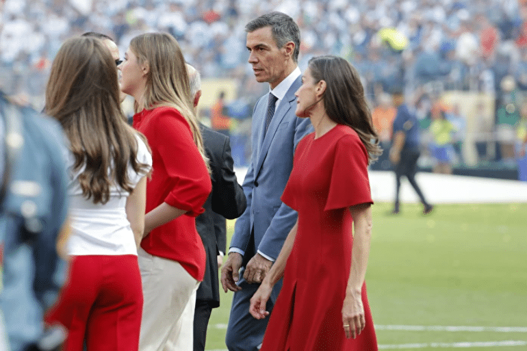 Sánchez pierde protagonismo en la final del Mundial mientras la Familia Real acapara la atención Sánchez pierde protagonismo en la final del Mundial