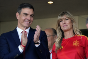 Sánchez sopesa viajar a la final del Mundial junto a Begoña Gómez tras recuperar su pasaporte Sánchez sopesa viajar a la final del Mundial junto a Begoña Gómez