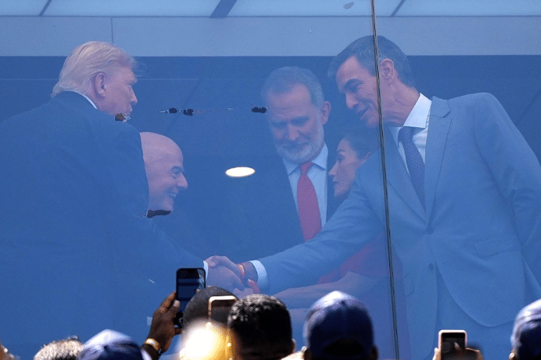 Trump rebaja la tensión con Sánchez tras saludarle en la final del Mundial Trump rebaja la tensión con Sánchez