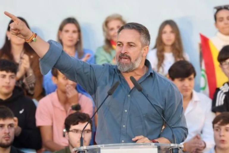 Vox plantea retirar la nacionalidad a inmigrantes nacionalizados que cometan cualquier delito y endurecer las expulsiones Vox plantea retirar la nacionalidad a inmigrantes