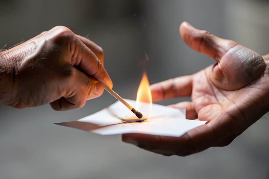 Le prendió fuego o lo prendió fuego: uso correcto según la RAE