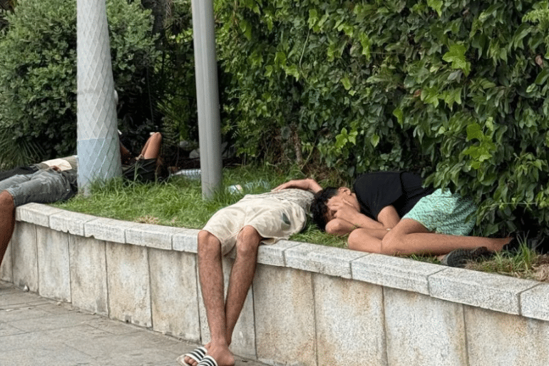 Caos en Ceuta tras la llegada masiva de migrantes: miles de personas permanecen en las calles mientras continúan los retornos Caos en Ceuta tras la llegada masiva de migrantes