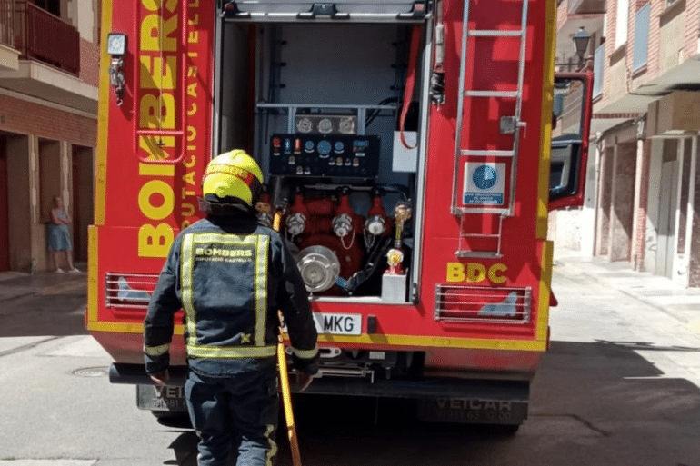 Dos incendios movilizan a los bomberos en Altura y Vinaròs sin dejar heridos Dos incendios movilizan a los bomberos en Altura