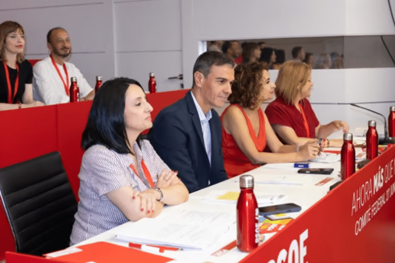 El PSOE carga contra Feijóo por Ceuta y evita el fondo de la crisis migratoria El PSOE carga contra Feijóo por Ceuta