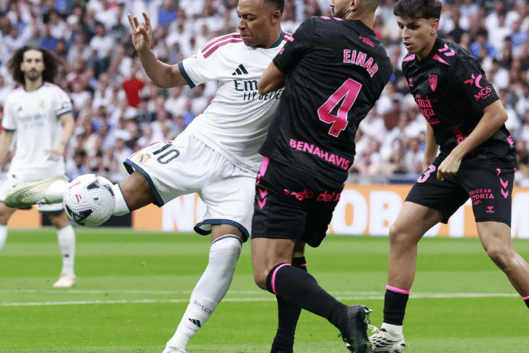 El Real Madrid arrolla al Málaga en el Bernabéu y le devuelve a la realidad (4-0) El Real Madrid arrolla al Málaga en el Bernabéu
