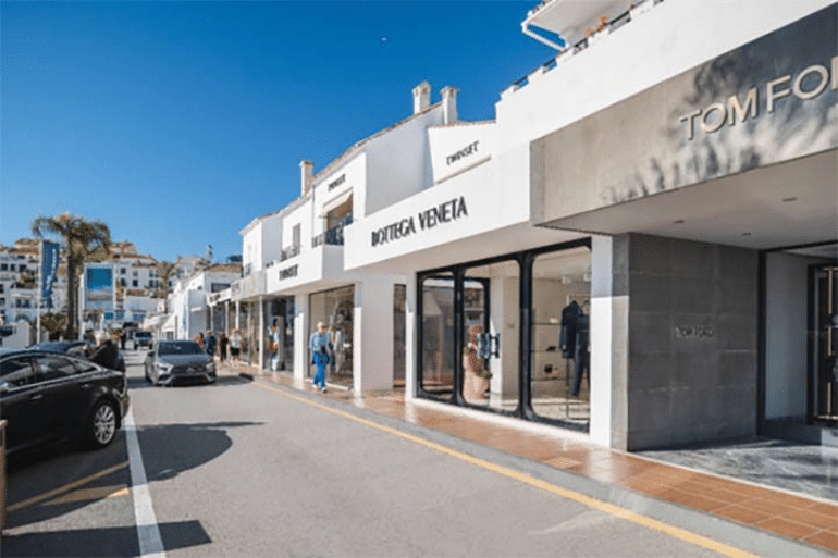 El Supremo confirma que los viales de Puerto Banús son públicos y pone fin a años de litigios El Supremo confirma que los viales de Puerto Banús son públicos