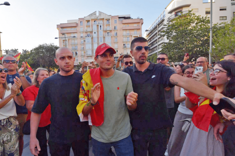 Tensión en Ceuta por la llegada de Vito Quiles: una concentración por la unidad de la ciudad acaba entre empujones y enfrentamientos Tensión en Ceuta por la llegada de Vito Quiles