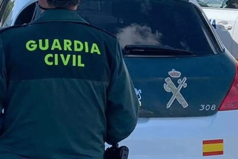 Un motorista, herido grave tras caerle la carga de un camión en Moncofa Un motorista, herido grave tras caerle la carga de un camión