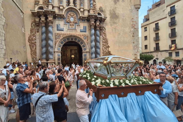 Vinaròs se vuelca con la Virgen de la Asunción en una multitudinaria procesión Vinaròs se vuelca con la Virgen de la Asunción