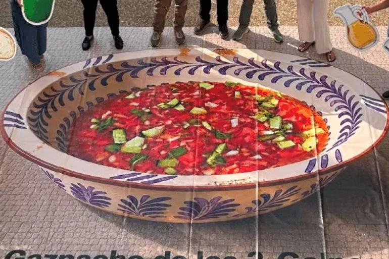 Alfarnatejo celebra su tradicional Gazpacho de los Tres Golpes con 1 200 litros gratuitos este verano gazpacho