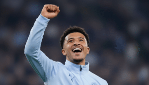 Jadon Sancho entrena en campo de décima división tras finalizar contrato con Manchester United
