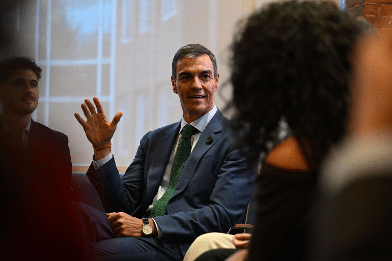 Sánchez se defiende en Harvard: corrupción, Pegasus y el silencio sobre Zapatero