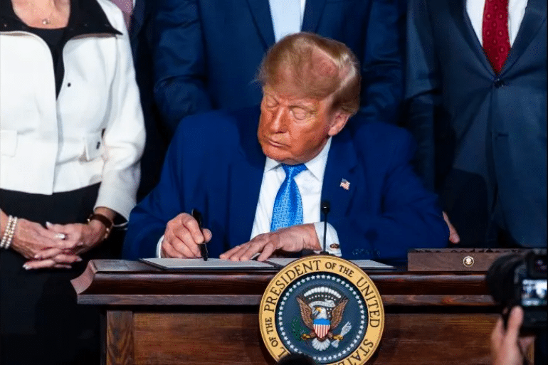 Trump cambia el nombre de la IA por «superinteligencia» y apuesta por la autorregulación