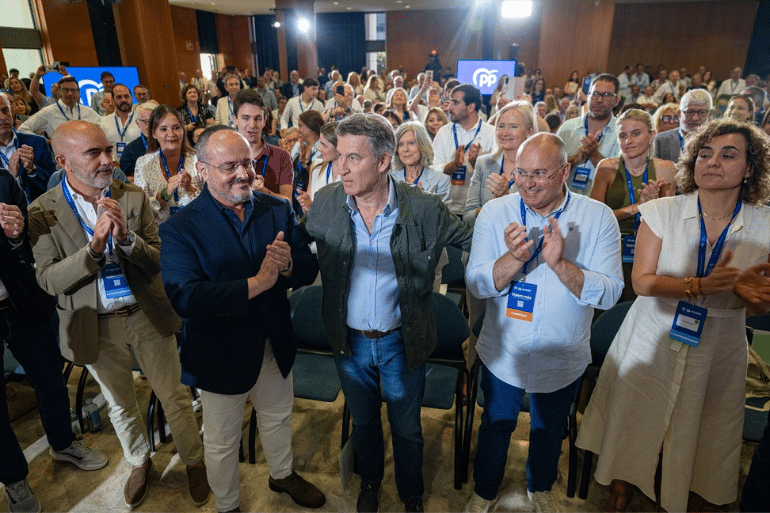 Feijóo y Sánchez miden fuerzas en Cataluña con actos simultáneos en Badalona y Gavà Feijóo y Sánchez miden fuerzas en Cataluña