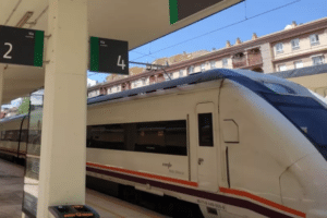 Jaén denuncia su aislamiento ferroviario: menos trenes y más autobuses Jaén denuncia su aislamiento ferroviario